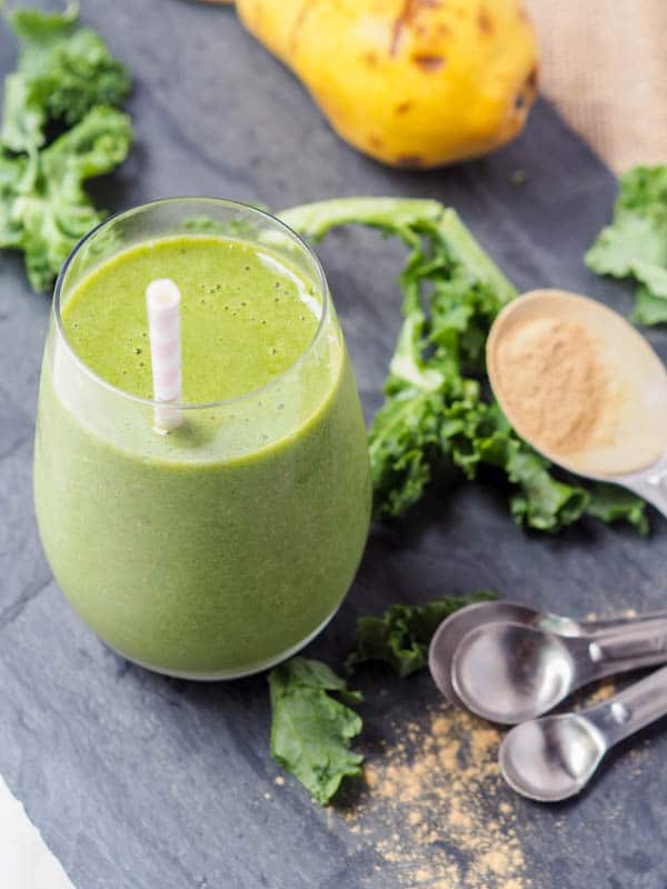 kale smoothie with pears and maca 