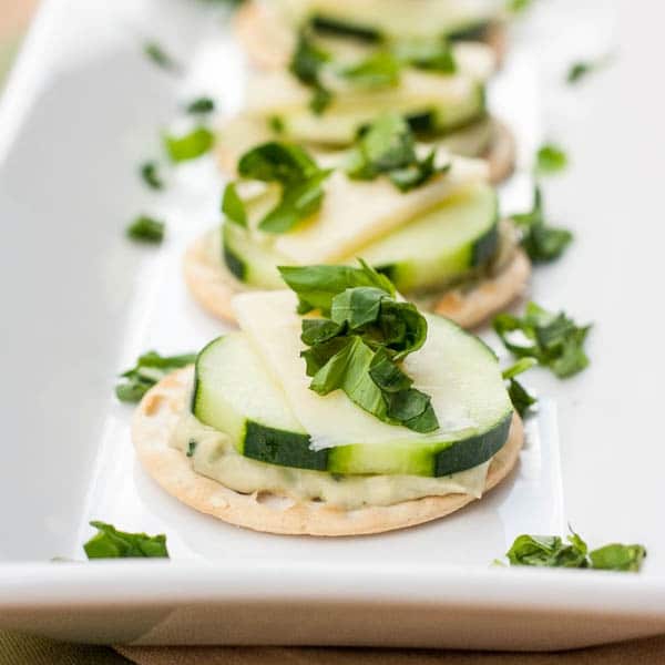 Cracker bites with cucumbers and cheese