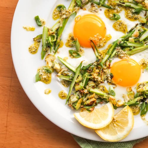Eggs and asparagus drizzled with pesto
