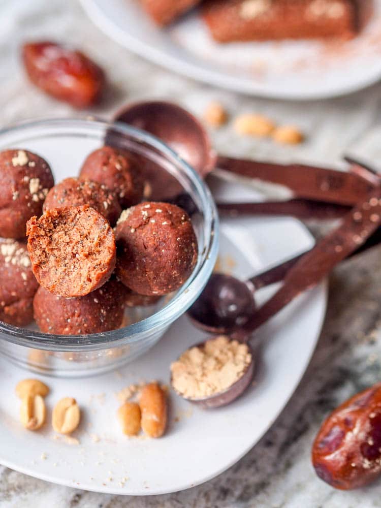 7 ingredient vegan peanut butter date balls 