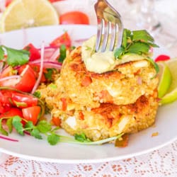 Make vegan crab cakes with avocado, quinoa and hearts of palm. Served topped with an avocado crema. A perfect healthy vegan appetizer. | avocadopesto.com