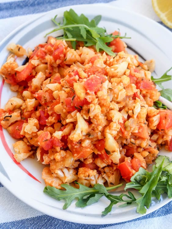 vegan scrambled eggs made with cauliflower, chickpeas and tomatoes
