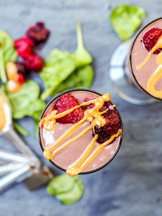 spinach banana smoothie recipe with peanut butter and frozen berries 